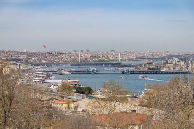 Dört köprünün görülebildiği Altın Boynuz Köprüsü 'nün bir resmi: Galata Köprüsü, Golden Horn Köprüsü, Atatürk Köprüsü ve Halic Köprüsü.