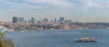 İstanbul 'un Beyoğlu, Beşiktaş ve Sisli ilçelerinin İstanbul Boğazı' nın yanındaki fotoğrafı.