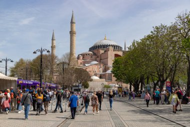 Ayasofya 'nın bir resmi ve yanında yürüyen bir sürü insan..