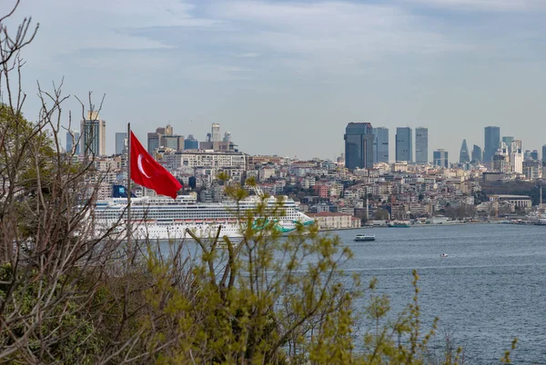 Beyoğlu bölgesinin bir parçası olan Galataport 'a yanaşmış bir yolcu gemisinin resmi. Sağında yüksek binalar vardır..