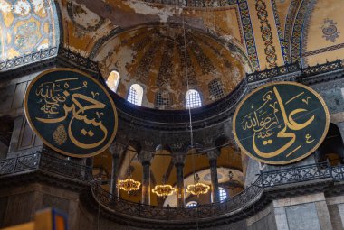 İstanbul 'da Ayasofya' nın içindeki kaligrafik yuvarlakların ikisinin resmi.