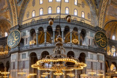 Ayasofya 'nın İstanbul' daki renkli ve görkemli iç kesiminin bir resmi..