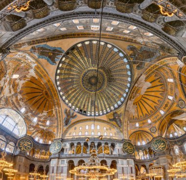 Ayasofya 'nın İstanbul' daki renkli ve görkemli iç kesiminin bir resmi..
