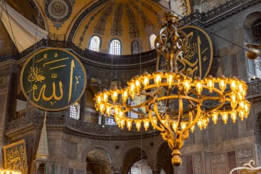 Ayasofya 'nın İstanbul' daki renkli ve görkemli iç kesiminin bir resmi..