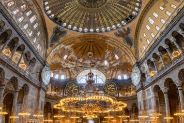 Ayasofya 'nın İstanbul' daki renkli ve görkemli iç kesiminin bir resmi..