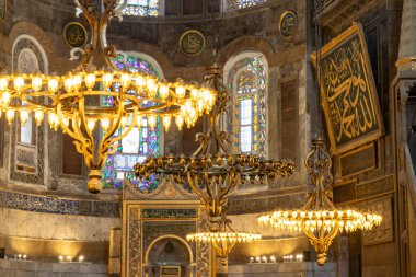 Ayasofya 'nın İstanbul' daki renkli ve görkemli iç kesiminin bir resmi..