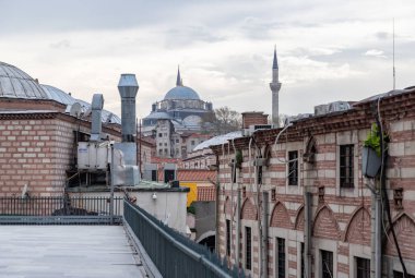 Uzak binalar arasında Süleyman Camii 'nin bir resmi.