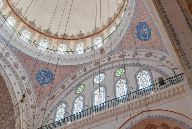 Beyazit Camii 'nin İstanbul' daki renkli ve görkemli iç mekanının bir resmi.