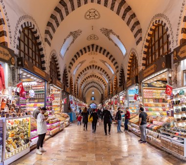 İstanbul 'daki Mısır veya Baharat Pazarı' ndaki dükkanların bir resmi.