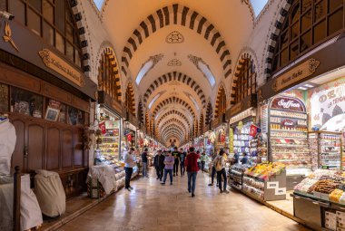 İstanbul 'daki Mısır veya Baharat Pazarı' ndaki dükkanların bir resmi.