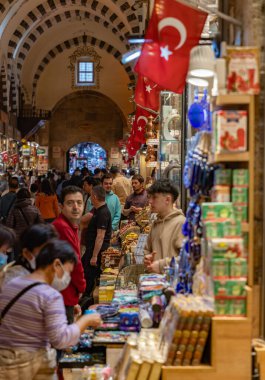 İstanbul 'daki Mısır veya Baharat Pazarı' ndaki dükkanların bir resmi.