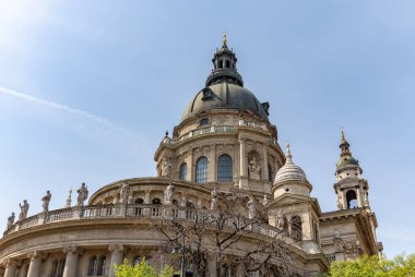 Aziz Stephen Bazilikası 'nın üst kısmının resmi..