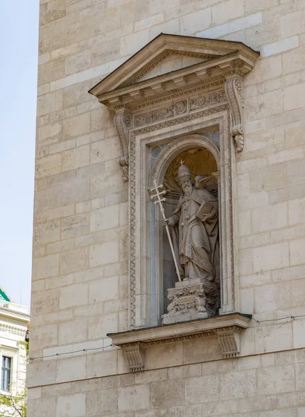 Картина Статуи Святого Григория Фасаде Базилики Святого Стефана — стоковое фото