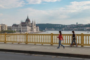 Budapeşte 'nin fotoğrafı Margaret Köprüsü' nden, Macar Parlamento Binası 'ndan, Buda Kalesi' nden ve Szechenyi Zinciri Köprüsü 'nden arkada görülüyor..