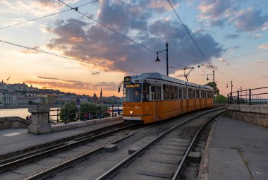 Gün batımında Budapeşte 2 numaralı tramvayın resmi..