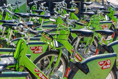 Budapeşte 'de birden fazla MOL Bubi bisikletinin resmi.