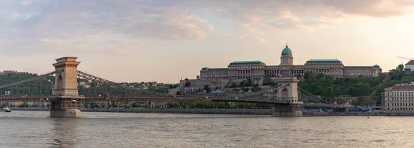Ein Bild Der Budapester Wahrzeichen Bei Sonnenuntergang Wie Die Budaer — Stockfoto