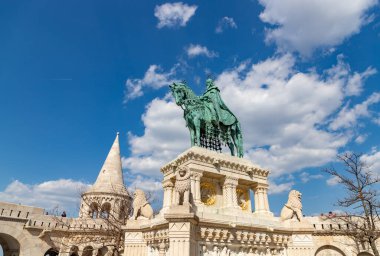 Balıkçı Kalesi 'nin yanındaki Aziz Stephen heykelinin resmi..