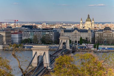 Aziz Stephen Bazilikası ve Szechenyi Zinciri Köprüsü 'nün bir resmi..