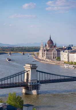 Macaristan Parlamento Binası, Szechenyi Zinciri Köprüsü ve en soldaki Margaret Köprüsü gibi Tuna Nehri üzerindeki birçok Budapeşte simgesinin resmi..