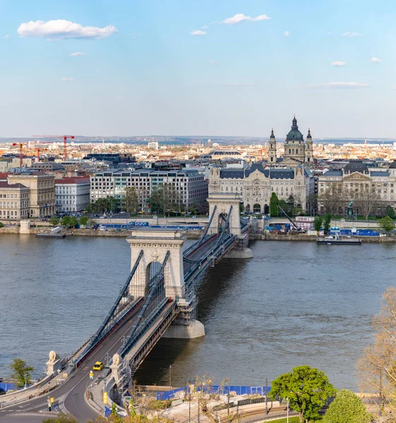 Ein Bild Der Stephansbasilika Und Der Szechenyi Kettenbrücke — Stockfoto
