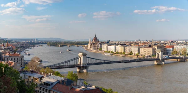 Фотографии Многих Достопримечательностей Будапешта Над Дунаем Таких Здание Парламента Венгрии — стоковое фото