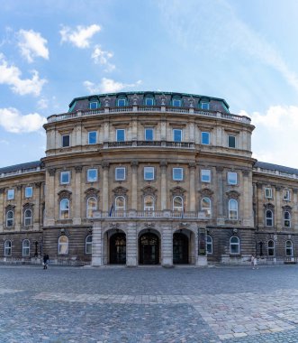 Buda Kalesi 'nin Aslan Avlusu' ndaki Ulusal Szechenyi Kütüphanesi 'nin bir resmi..