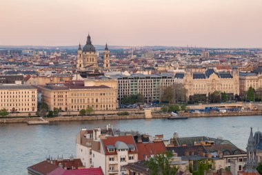 Aziz Stephen Bazilikası 'nın gün batımında görüş açısına göre çekilmiş bir resmi..