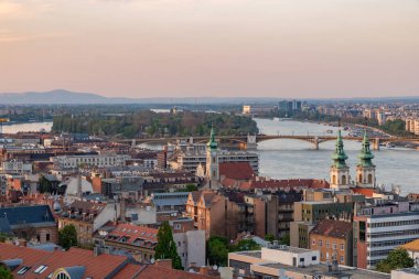 Aziz Francis Kilisesi 'nin, Aziz Anne Kilisesi' nin ve Margaret Köprüsü 'nün ve adasının günbatımında çekilmiş bir resmi..