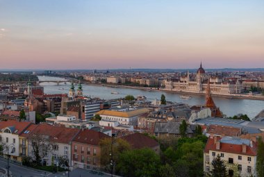 Macaristan Parlamento Binası, Aziz Francis Stigmatikleşme Kilisesi, Saint Anne Cemaati Kilisesi ve Szilagyi Dezso Meydanı Reform Kilisesi gibi Tuna Nehri üzerindeki birçok Budapeşte simgesinin resmi..