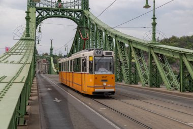 Liberty Köprüsü 'nün resmi ve Budapeşte' den geçen sarı bir tramvay..