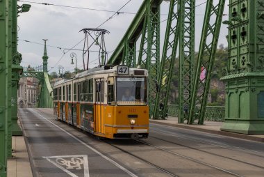 Liberty Köprüsü 'nün resmi ve Budapeşte' den geçen sarı bir tramvay..