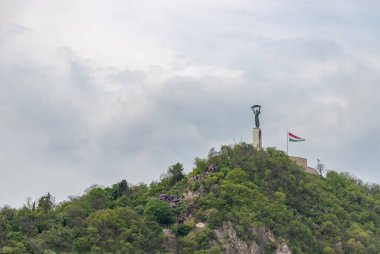 Gellert Tepesi 'nin tepesindeki Özgürlük Heykeli' nin resmi..