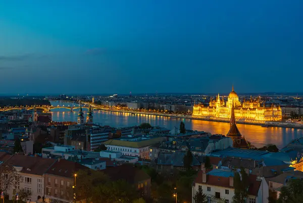 Фотографии Многих Достопримечательностей Будапешта Над Дунаем Ночью Таких Здание Венгерского — стоковое фото