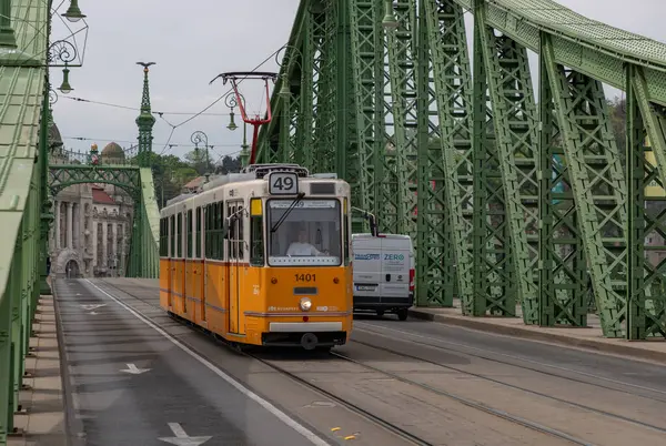 Picture Liberty Bridge Yellow Tram Passing Budapest — Stock Photo, Image