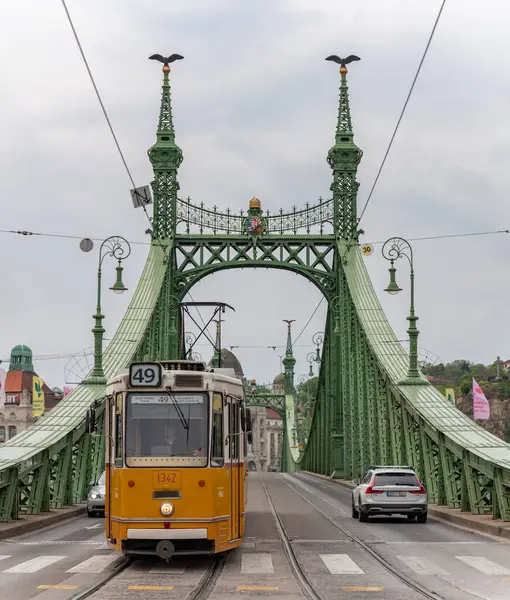 Фотография Моста Свободы Желтого Трамвая Проходящего Через Будапеште — стоковое фото