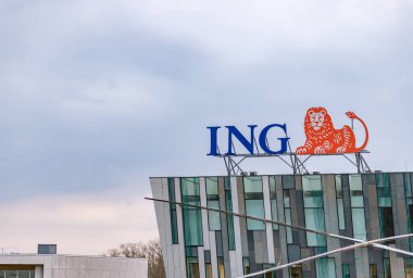 ING Bank logosunun bir ofis binasının tepesindeki resmi..