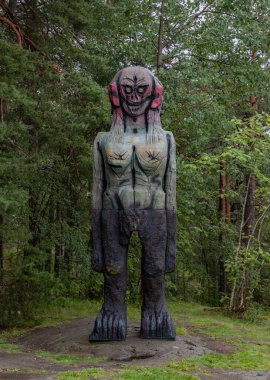 Ekebergparken Heykel Parkı 'ndaki Barış İçin Geldik heykelinin bir resmi. Huma Bhabha tarafından 2018 'de tasarlandı..