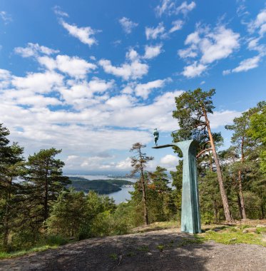 Ekebergparken Heykel Parkı 'ndaki İkilem heykelinin resmi. 2017 'de Elmgreen ve Dragset tarafından tasarlandı..