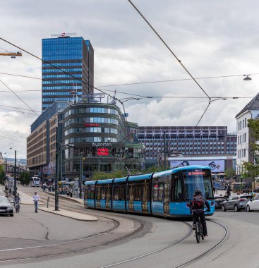 Jernbanetorget Meydanı 'nın bir resmi..