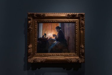 Ved Lampelys 'in 1890' da Oslo Ulusal Müzesi 'nin Koleksiyon sergisinde Harriet Backer tarafından yapılmış bir resmi..