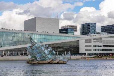 Oslo Opera Binası ve She Lies heykelinin bir resmi, Monica Bonvicini tarafından 2007 'de tasarlandı..