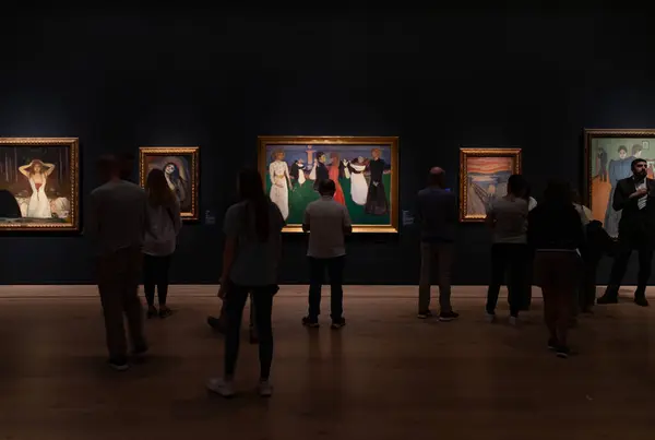 Oslo Ulusal Müzesi 'nin koleksiyon sergisinde resim izleyen insanların resmi..