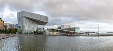 Oslo Halk Kütüphanesi ve Oslo Opera Evi 'nin bir resmi..