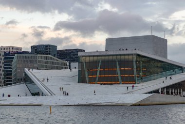 Oslo Opera Binası 'nın gün batımındaki resmi..