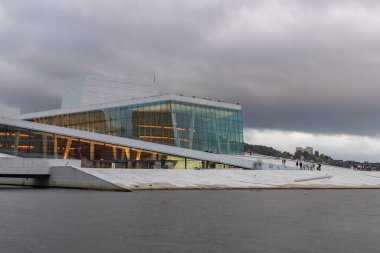 Oslo Opera Binası 'nın gün batımındaki resmi..