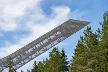 Oslo 'daki Holmenkollen Kayak Tepesi' nin tepesinden bir resim..