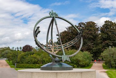 Vigeland ya da Frogner Park 'taki güneş saatinin bir resmi. 1940 ve 1949 yılları arasında Gustav Vigeland tarafından tasarlandı..