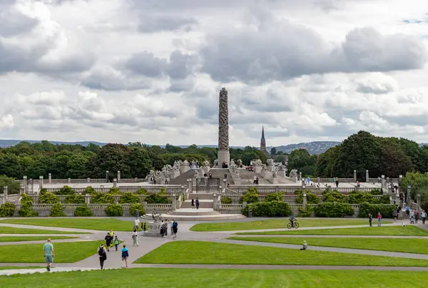 Vigeland 'daki ya da Frogner Park' taki Monolit 'in bir resmi. 1940 ve 1949 yılları arasında Gustav Vigeland tarafından tasarlandı..