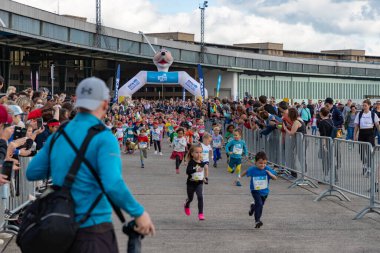 2023 Berlin Maratonu 'nun bir parçası olarak Tempelhof Havalimanı' nda yapılan çocuk yarışının bir resmi..